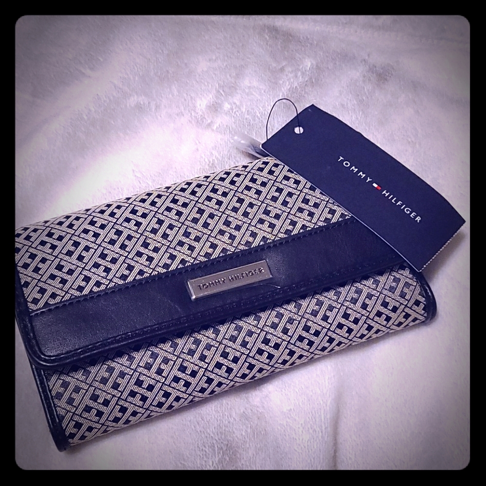 NWT Tommy Hilfiger wallet